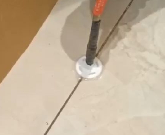 马关瓷砖空鼓维修公司专业解答瓷砖在铺贴过程中，如果没有涂抹均匀到位的粘结材料（如水泥砂浆或瓷砖胶），可能会导致以下问题