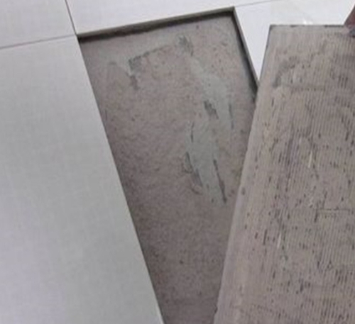 马关瓷砖空鼓维修公司分享瓷砖铺贴时如果打浆（即涂抹在瓷砖背面和基层上的砂浆或瓷砖胶）过少，会带来以下问题
